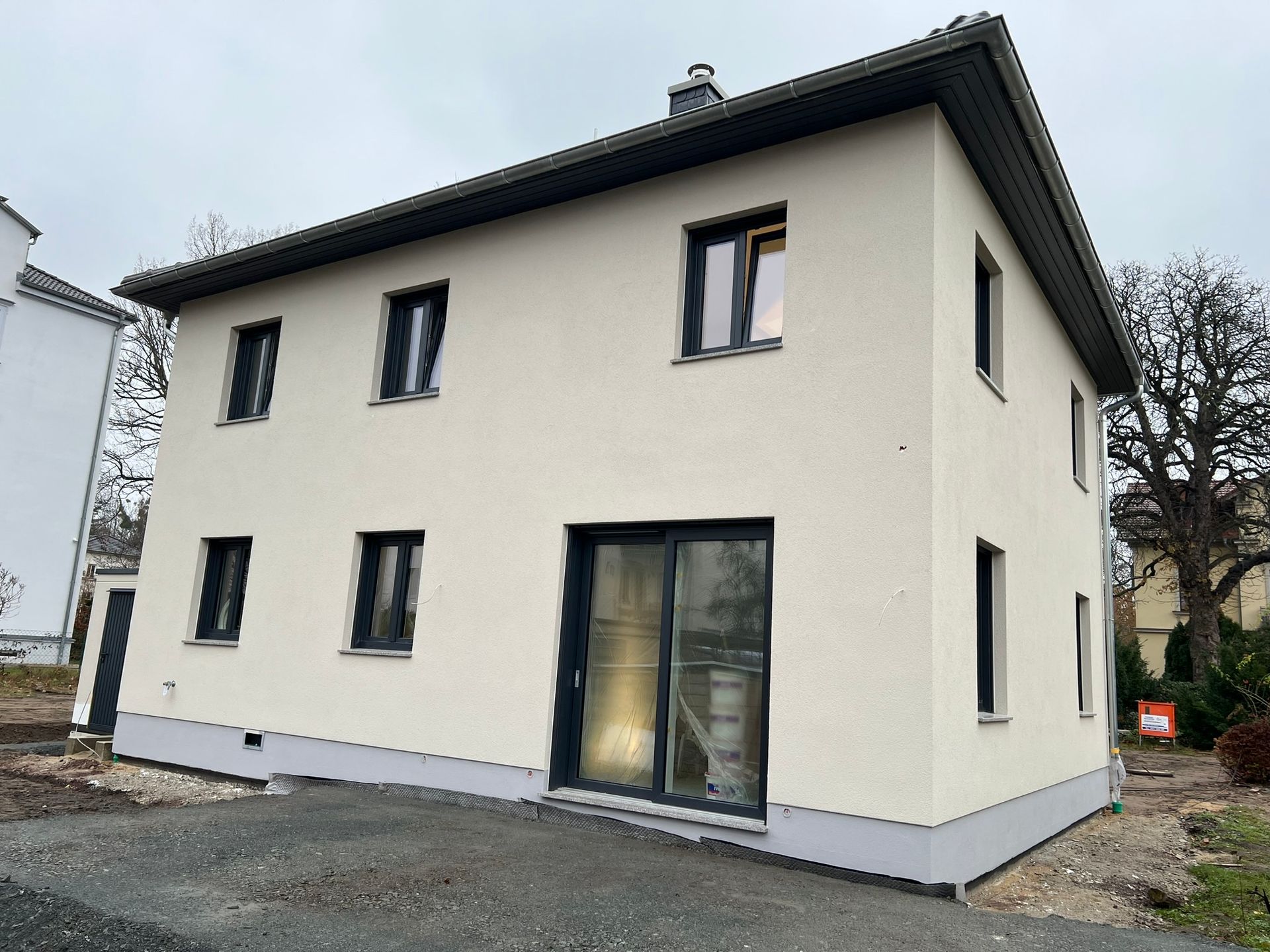 Kante eines fertigen neuen Wohnhauses mit Terrassentür