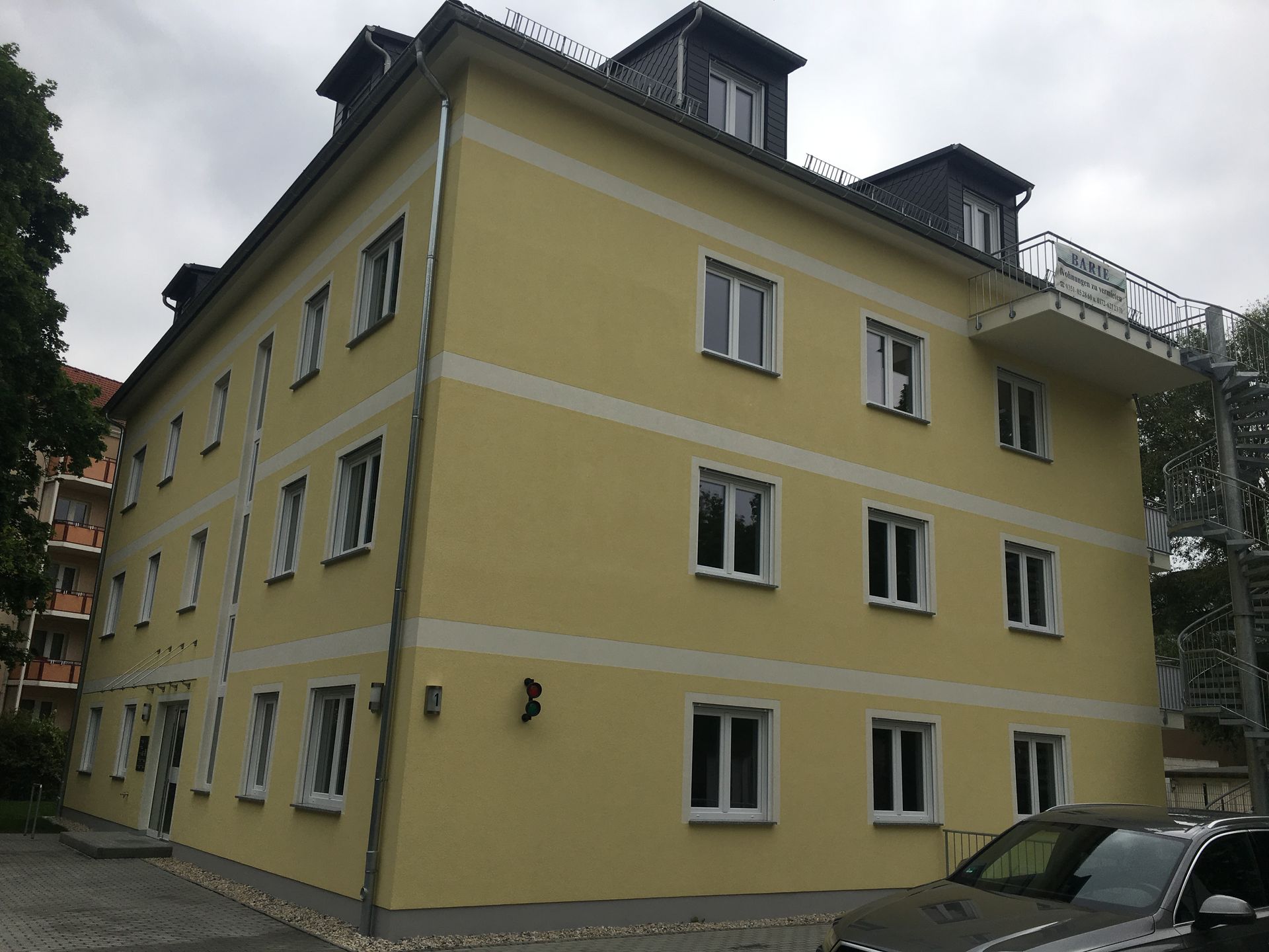 Gelbes Mehrfamilienhaus in Dresden