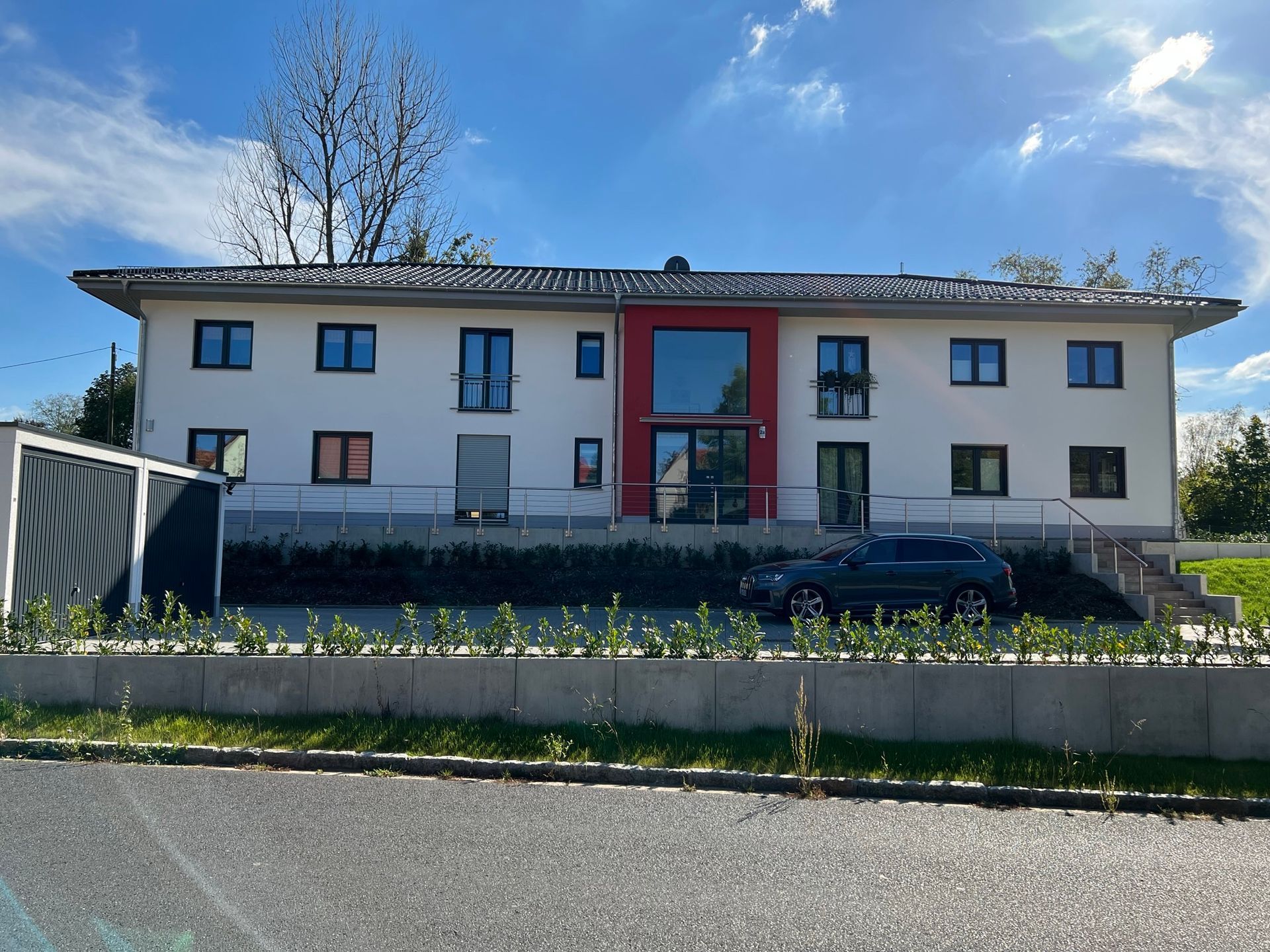 Modernes Bürogebäude unter blauem Himmel