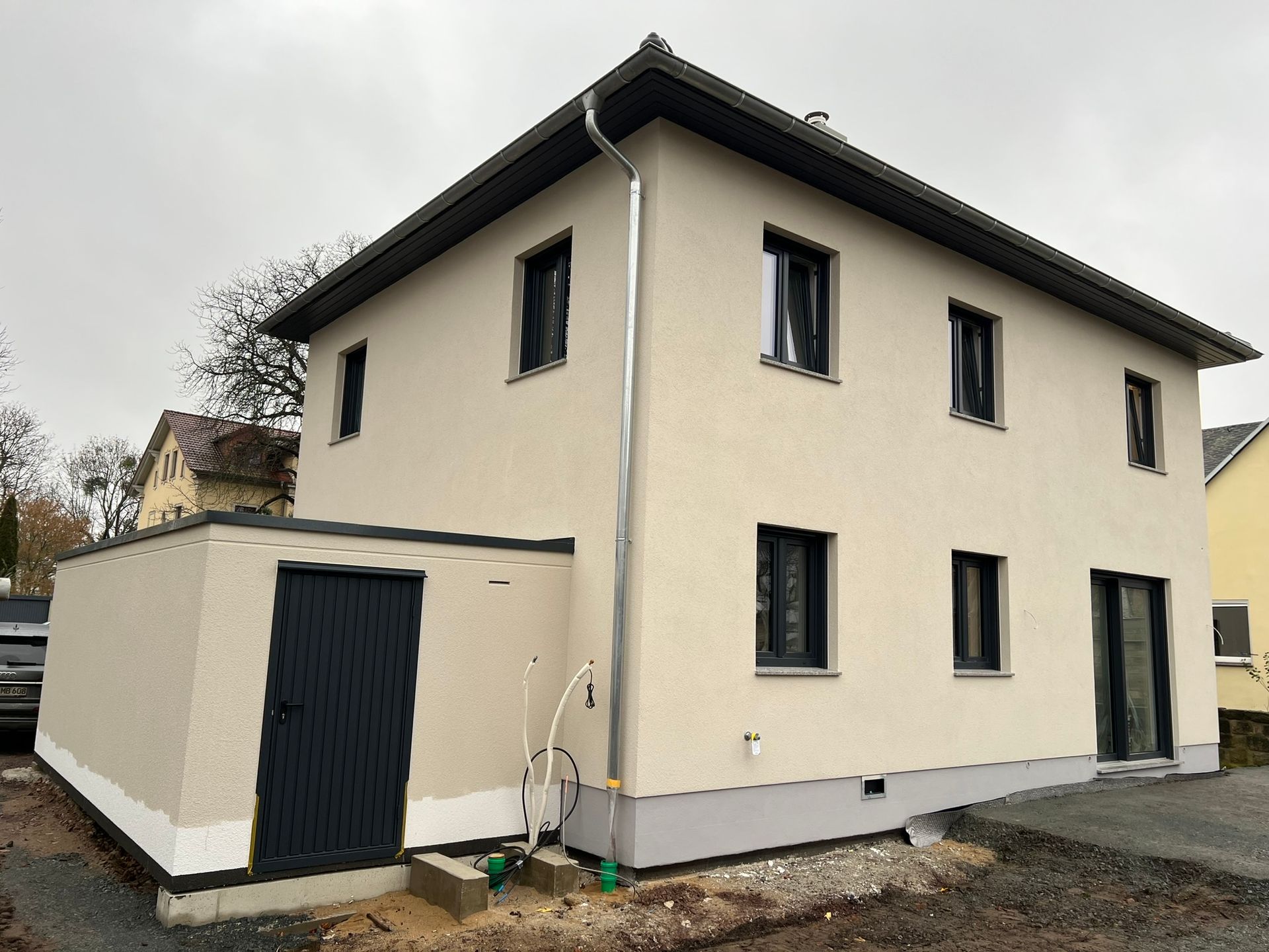 Außenansicht eines neuen Hauses mit Nebengebäude