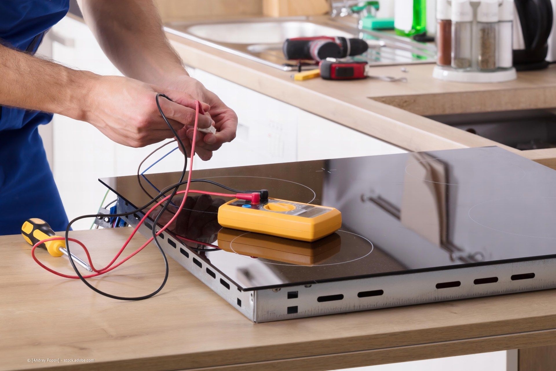 Elektriker bei der Arbeit an Datennetzen